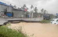 Nước lũ cuốn trôi nền Quốc lộ 1 qua Đắk Lắk, giao thông tê liệt
