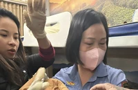 Nhân viên đường sắt cùng hành khách hỗ trợ sản phụ sinh con trên tàu