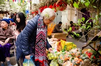 'Mua' niềm vui ở phiên chợ Tết của người lớn tuổi
