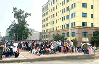 Người dân xếp hàng xuyên đêm mua nhà ở xã hội, Bộ Xây dựng yêu cầu tăng nguồn cung