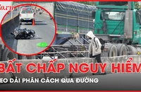 Dù đã xảy ra tai nạn, người dân vẫn bất chấp leo dải phân cách qua đường