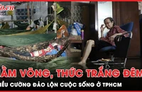 Triều cường dâng cao, người dân TP.HCM nằm võng, thức trắng đêm 