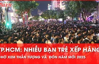 Cập nhật tại TP.HCM: Nhiều bạn trẻ xếp hàng chờ xem thần tượng và đón năm mới 2025