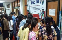 Phụ huynh chen chúc xếp hàng xin học hè cho con