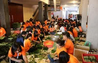 Lãnh sự quán Nam Phi tặng 2500 bánh chưng cho người nghèo