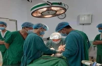 Trèo cây trượt chân té, bé trai bị cành cây đâm xuyên cổ
