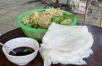 "Ăn mì lá chấm xì dầu hông?"