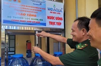 Mang nước sạch đến người dân, chiến sĩ đảo Phú Quý
