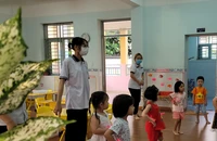 Cần tháo gánh nặng tiền trường cho phụ huynh