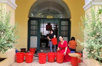 Cô giáo 3 năm nấu hàng trăm ly chè đậu đỏ cho học trò trước mùa thi 