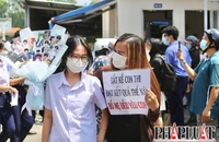 Ấn tượng: Mẹ mang bảng cổ vũ con gái ngay trước cổng điểm thi 