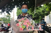 Nam sinh vượt gần 400km tặng hoa cho bạn gái trong ngày thi tốt nghiệp THPT