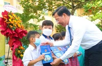 Chủ tịch TP.HCM nhắn nhủ phụ huynh Cần Giờ 'càng khó càng cho con đi học'