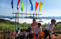 Thầy trò các huyện miền núi đón khai giảng trong mây 