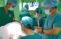 Bác sĩ BV quận 11, TP.HCM đang thực hiện ca thay khớp háng.