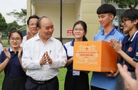 Chùm ảnh Chủ tịch nước Nguyễn Xuân Phúc gặp gỡ tân sinh viên năm học mới 2022