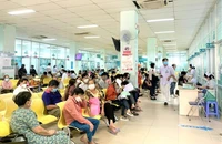 Người dân đang chờ khám bệnh tại BV Nhân dân 115. Ảnh: THẢO PHƯƠNG