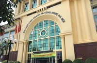 In hình pano giống cờ nước ngoài, 2 cán bộ trường đại học bị tạm đình chỉ công tác
