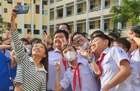 Huỳnh Như mang Quả bóng vàng về trường, truyền cảm hứng bóng đá với học sinh 