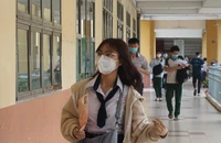 Thí sinh vẫn lỉnh kỉnh đồ đạc trong ngày làm thủ tục thi