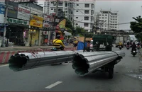 Xe thô sơ chở hàng cồng kềnh: Mong sớm xử lý triệt để