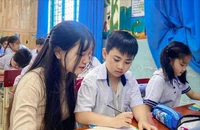 Đổi hoa, bánh kem lấy thẻ BHYT cho học sinh dịp 20-11: Hoan hô thầy hiệu trưởng! 