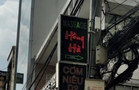 gắn bảng hiệu quảng cáo trên cây xanh 