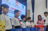 Tặng gần 5.700 thẻ BHYT cho người nghèo