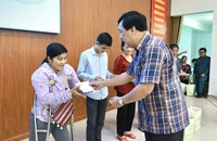 Mang xuân yêu thương đến với bà con phường 4, quận Tân Bình