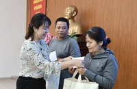  Các hộ dân khó khăn nhận quà từ chương trình Xuân yêu thương. Ảnh: DI LINH