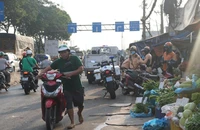 CSGT Bình Triệu ra quân xử lý tình trạng xe máy đi ngược chiều tại chợ đầu mối TP. Thủ Đức.