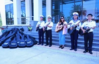 Người Việt ở châu Âu tặng đàn guitar cho Trường Sa