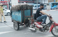 Xe chở hàng cồng kềnh: Biết là mưu sinh nhưng xin đừng bất chấp! 