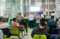 Người dân đến đăng ký KCB BHYT tại BV Quân Y 175. Ảnh: Nguyễn Hiền