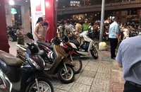 Dân than phiền vì lòng, lề đường thành bãi giữ xe