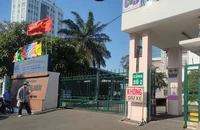 BV Ung bướu TP.HCM để bảng “không giữ xe”. Ảnh: NGUYỄN HIỀN