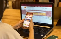 Chiêu trò giả mạo công an phường hướng dẫn người dân cài đặt ứng dụng VNeID nhằm chiếm đoạt tài sản. Ảnh: THẢO HIỀN