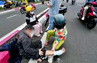 Phẫn nộ: Chó ngồi trên xe máy phóng xuống đường gây tai nạn giao thông 