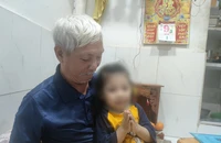 Gia đình gồm ba thế hệ của ông Võ Văn Sung ở quận 4, TP.HCM không có giấy tờ tùy thân. Ảnh: NGUYỄN HIỀN