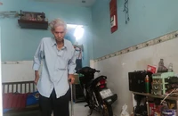 Ông Nguyễn Đức Minh, ngụ quận 3 mong cuối đời được cấp CCCD để khi mất, con cháu dễ lo hậu sự vẹn toàn. Ảnh: NGUYỄN HIỀN