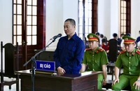 Người tự xưng 'sư thầy Thích Tâm Phúc' òa khóc khi được dẫn vào phòng xử án