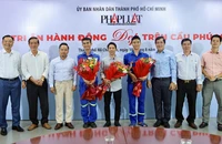 Báo Pháp Luật TP.HCM cùng bạn đọc tri ân hành động đẹp trên cầu Phú Mỹ 