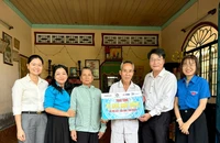 Báo Pháp Luật TP.HCM tặng 70 triệu đồng sửa nhà tình nghĩa và trao học bổng ở huyện Cần Giờ