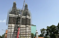 Đưa hai Thánh giá mạ vàng lên đỉnh tháp kẽm Nhà thờ Đức Bà