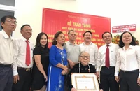 Bí thư Nguyễn Văn Nên trao Huy hiệu 80 năm tuổi Đảng cho bà Lê Thị Hồng Phúc 