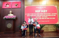 TP Thủ Đức trao huy hiệu Đảng cho Đảng viên cao tuổi