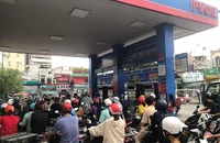 Người dân TP Thủ Đức xếp hàng dài trong đêm chờ đổ xăng 