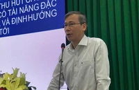 Không thể thu hút chuyên gia bằng cách chờ nộp đơn