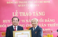Bí thư Nguyễn Văn Nên trao Huy hiệu 75 năm tuổi Đảng cho ông Lê Văn Triết