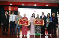 Lãnh đạo TP.HCM trao huy hiệu Đảng cho đảng viên đợt 3-2